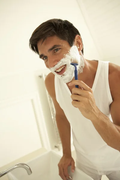 Homem molhado barbear com navalha — Fotografia de Stock