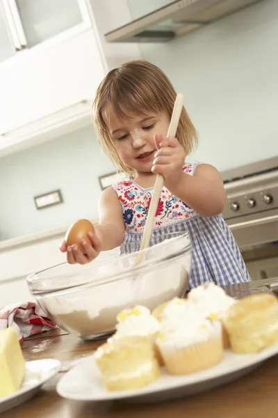 Mädchen backt Kuchen in Küche — Stockfoto