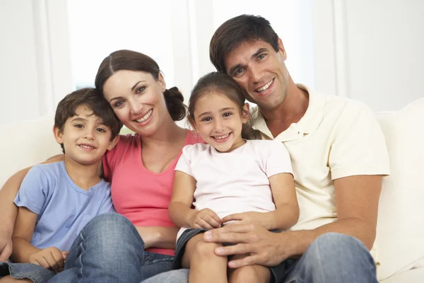 Familie thuis ontspannen — Stockfoto