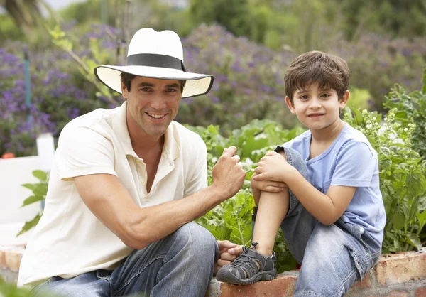 Padre e hijo trabajando en el jardín — Foto de Stock