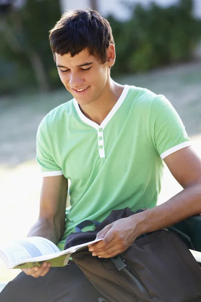 Estudante universitário leitura de livro didático — Fotografia de Stock