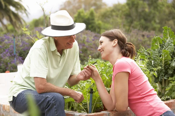 Padre e hija mayores trabajando en el jardín — Foto de Stock