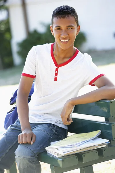 Étudiant assis sur le banc avec sac à dos — Photo