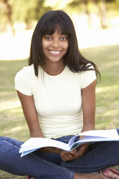 Estudiante universitaria leyendo libro de texto —  Fotos de Stock