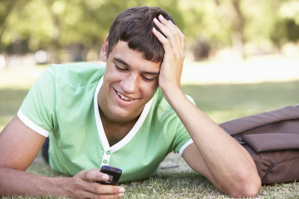 Pojke läsa meddelande på mobiltelefon — Stockfoto