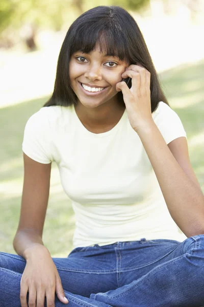 Menina adolescente usando telefone celular — Fotografia de Stock