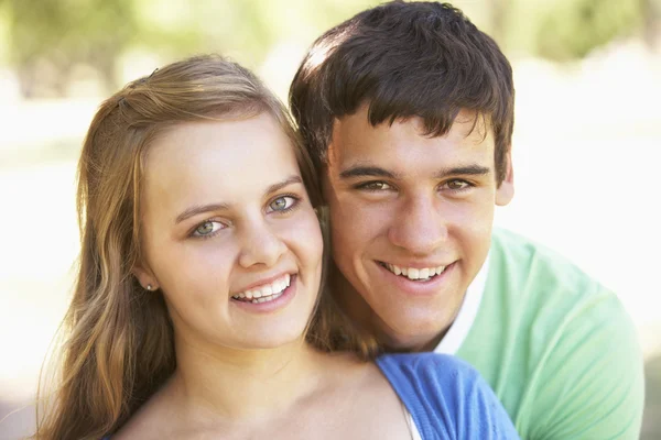 Casal adolescente se divertindo juntos — Fotografia de Stock