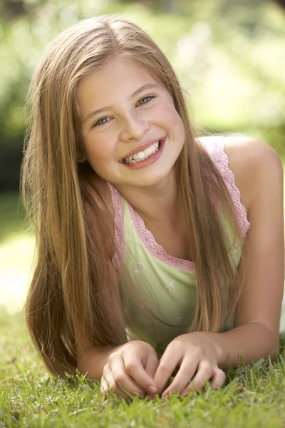 Joven chica relajante en el campo — Foto de Stock