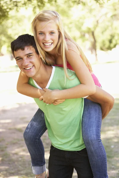 Pareja adolescente divirtiéndose juntos — Foto de Stock