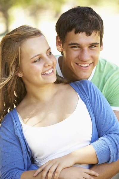 Casal adolescente romântico no parque — Fotografia de Stock