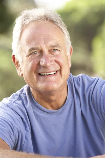 Senior homem relaxante no campo — Fotografia de Stock