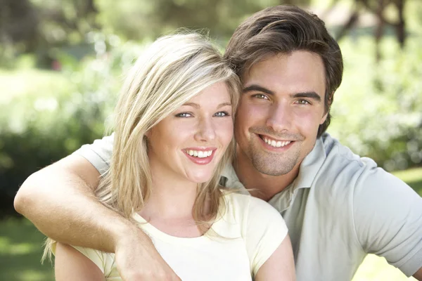 Feliz pareja joven —  Fotos de Stock