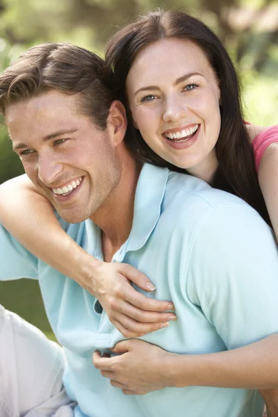 Feliz jovem casal — Fotografia de Stock