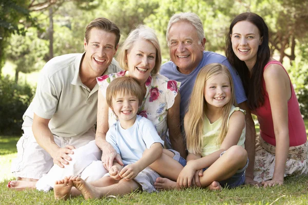 Famille assise dans le parc ensemble — Photo