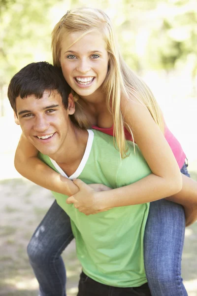 Teenage par ha kul tillsammans — Stockfoto