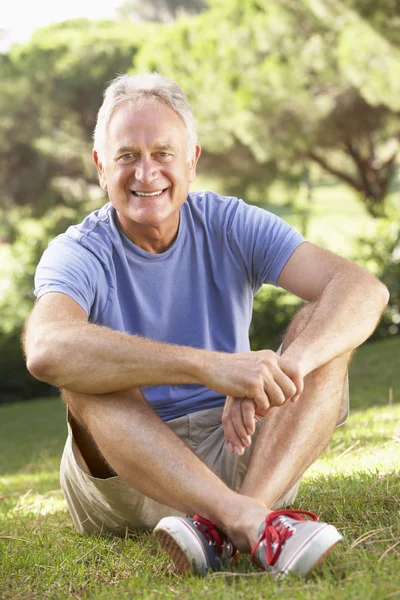 Senior man ontspannen in platteland — Stockfoto