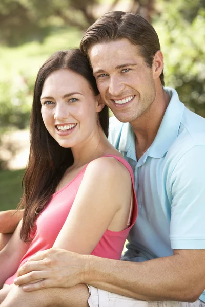 Feliz pareja joven —  Fotos de Stock