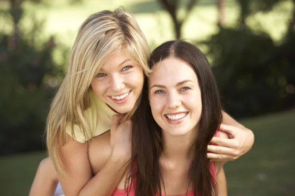 Freundinnen entspannen zusammen — Stockfoto