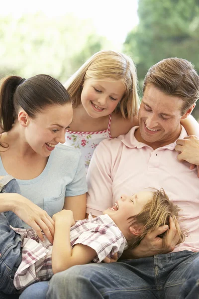 Jonge gezin ontspannen op de Sofa — Stockfoto