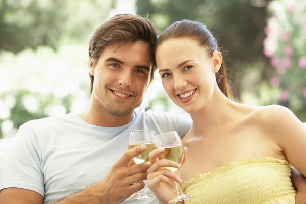 Casal relaxante no sofá bebendo vinho juntos — Fotografia de Stock