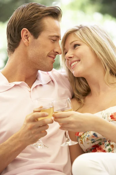 Casal relaxante no sofá bebendo vinho juntos — Fotografia de Stock