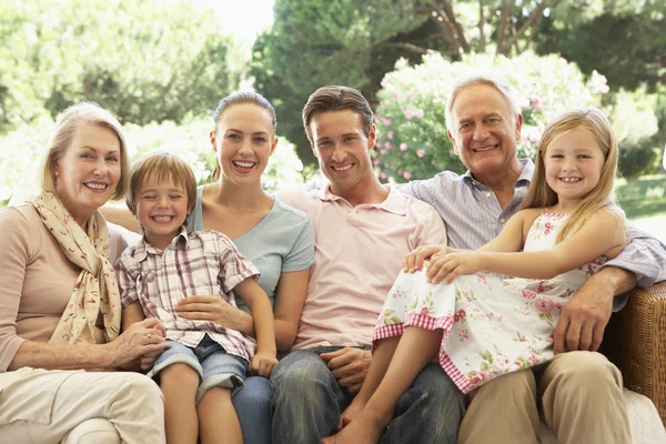 Familie zittend op de Bank samen — Stockfoto