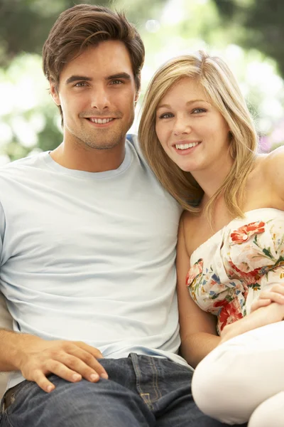 Jeune couple relaxant sur canapé — Photo