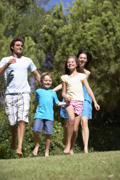 Family Running Through Field — Φωτογραφία Αρχείου