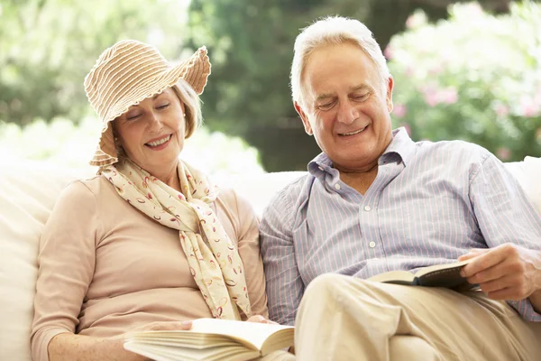 Senior koppel ontspannen op de sofa — Stockfoto