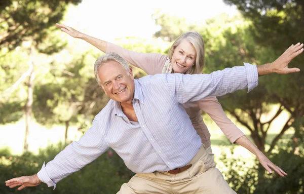 Senior par har det gøy – stockfoto