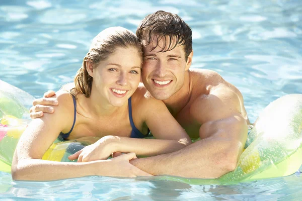 Pareja relajándose en la piscina — Foto de Stock