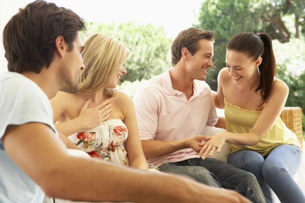 Grupo de amigos relaxando juntos — Fotografia de Stock