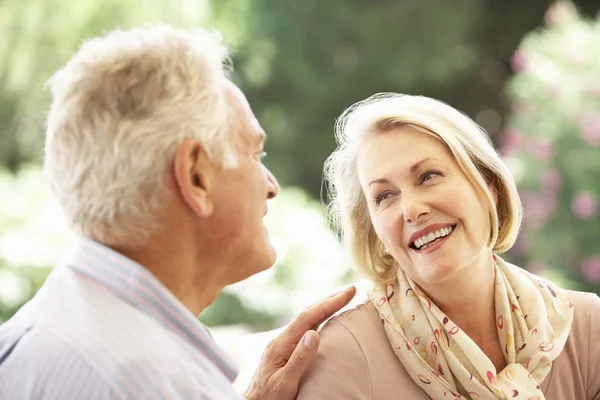 Senior koppel ontspannen op de sofa — Stockfoto