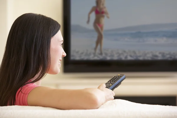 Mujer viendo televisión de pantalla ancha —  Fotos de Stock