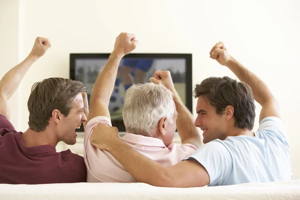 Män tittar på Widescreen-Tv hemma — Stockfoto