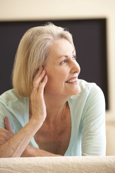 Senior vrouw thuis tv-kijken — Stockfoto