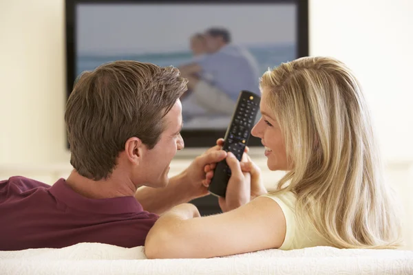 Couple regarder la télévision à la maison — Photo