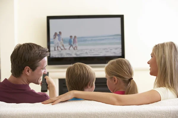 Familie schaut Breitbild-Fernseher zu Hause — Stockfoto