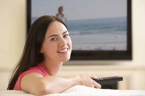 Mujer viendo televisión de pantalla ancha — Foto de Stock