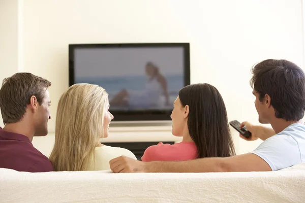 Grupo de amigos viendo Widescreen TV — Foto de Stock