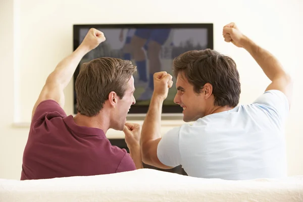 Uomini che guardano la TV Widescreen a casa — Foto Stock