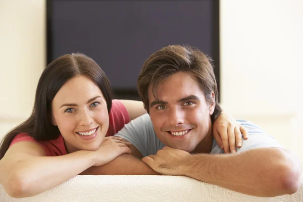 Pareja viendo tv en casa — Foto de Stock