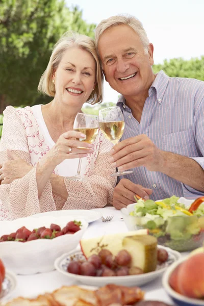 Pareja mayor disfrutando de la comida juntos —  Fotos de Stock