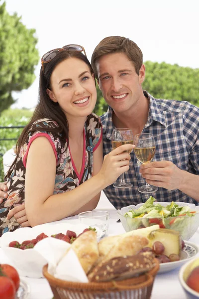 Paar genießt gemeinsames Essen — Stockfoto