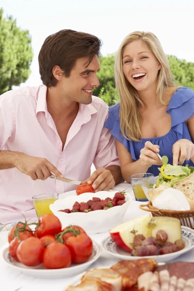 Par njuter måltid tillsammans — Stockfoto