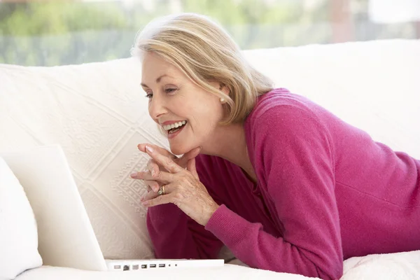 Senior vrouw met laptop — Stockfoto