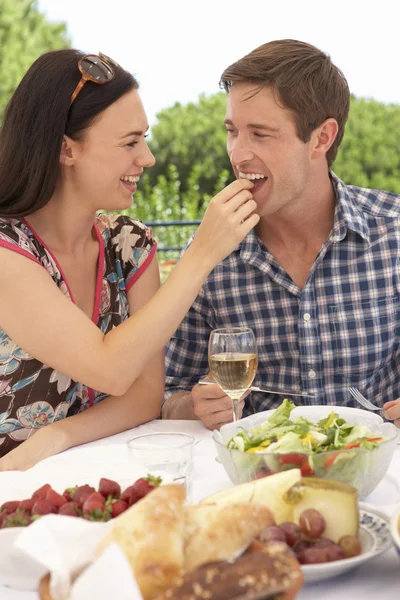 Pareja disfrutando de la comida juntos — Foto de Stock