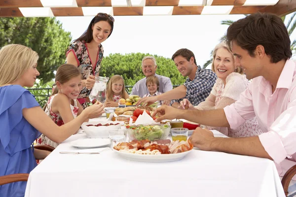 Geniş aile yemek zevk — Stok fotoğraf