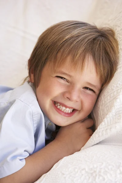 Ragazzo che si rilassa sul divano a casa — Foto Stock