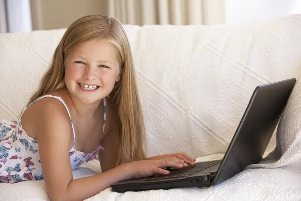 Jong meisje met laptop — Stockfoto